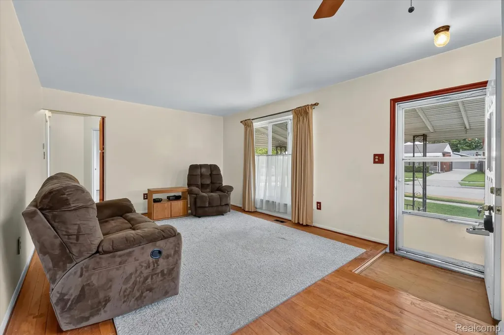 31431 Northwood Drive Fraser City MI 48026