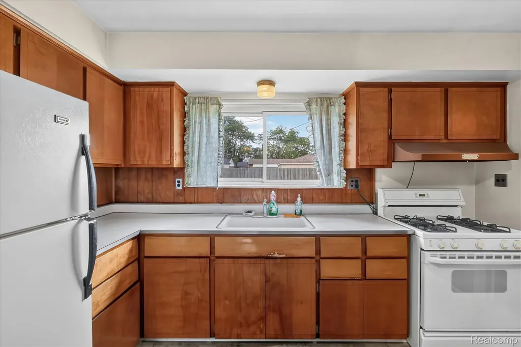 31431 Northwood Drive Fraser City MI 48026