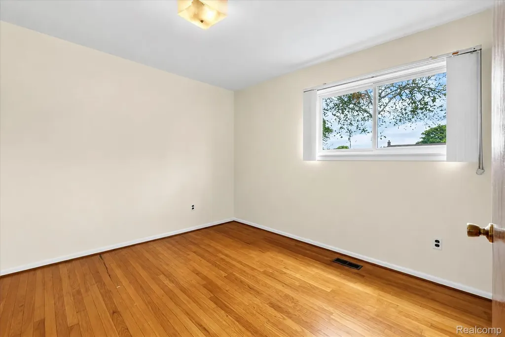31431 Northwood Drive Fraser City MI 48026