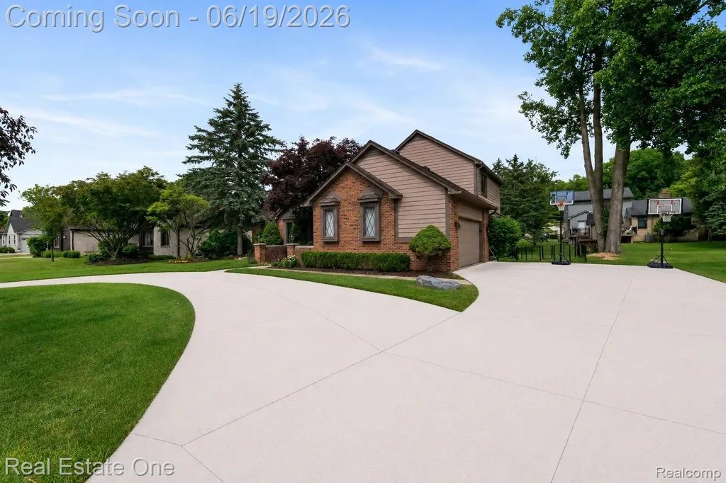5277 Waterview Drive West Bloomfield Charter Township MI 48323