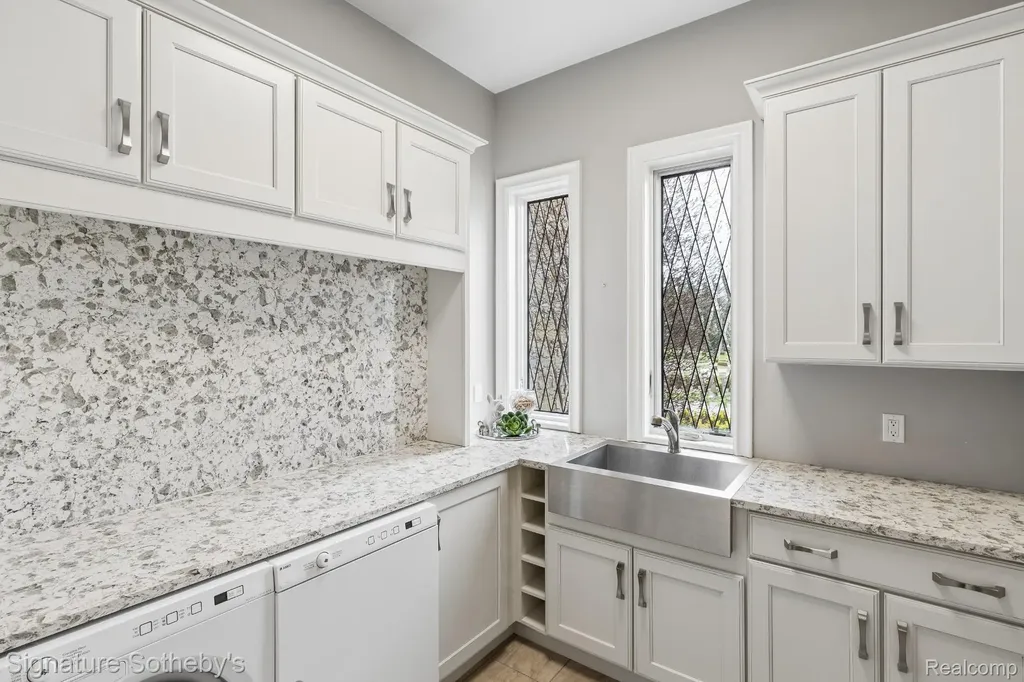 4911 Pinnacle Boulevard Oakland Charter Township MI 48306