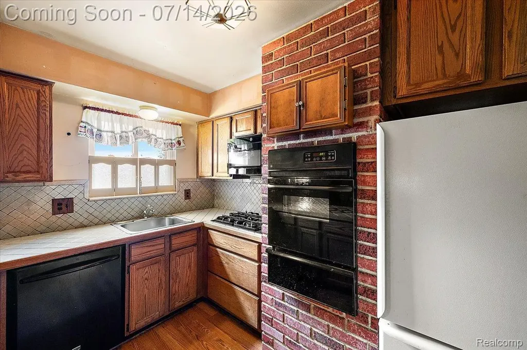 20323 Cedar Street St. Clair Shores City MI 48081