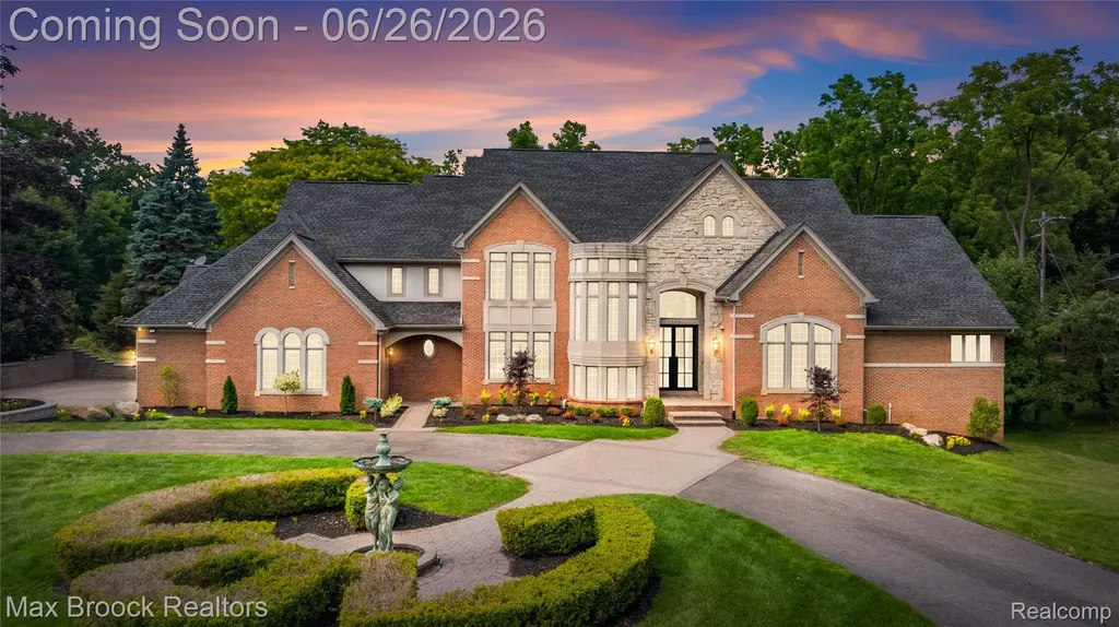 1888 W Tahquamenon Court Bloomfield Hills City MI 48302