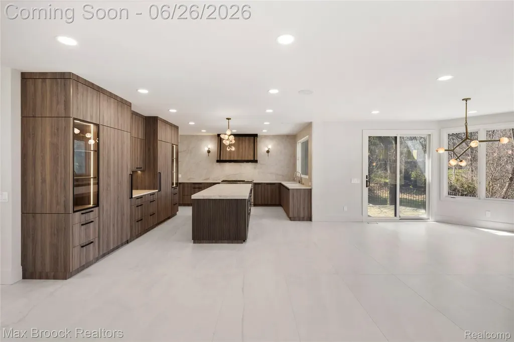 1888 W Tahquamenon Court Bloomfield Hills City MI 48302