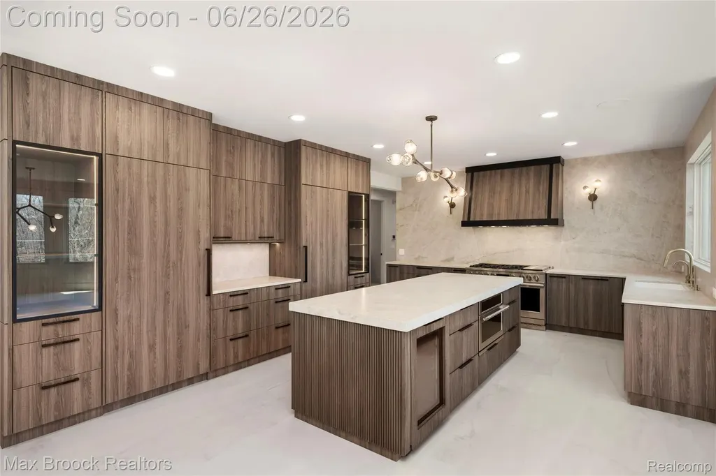 1888 W Tahquamenon Court Bloomfield Hills City MI 48302
