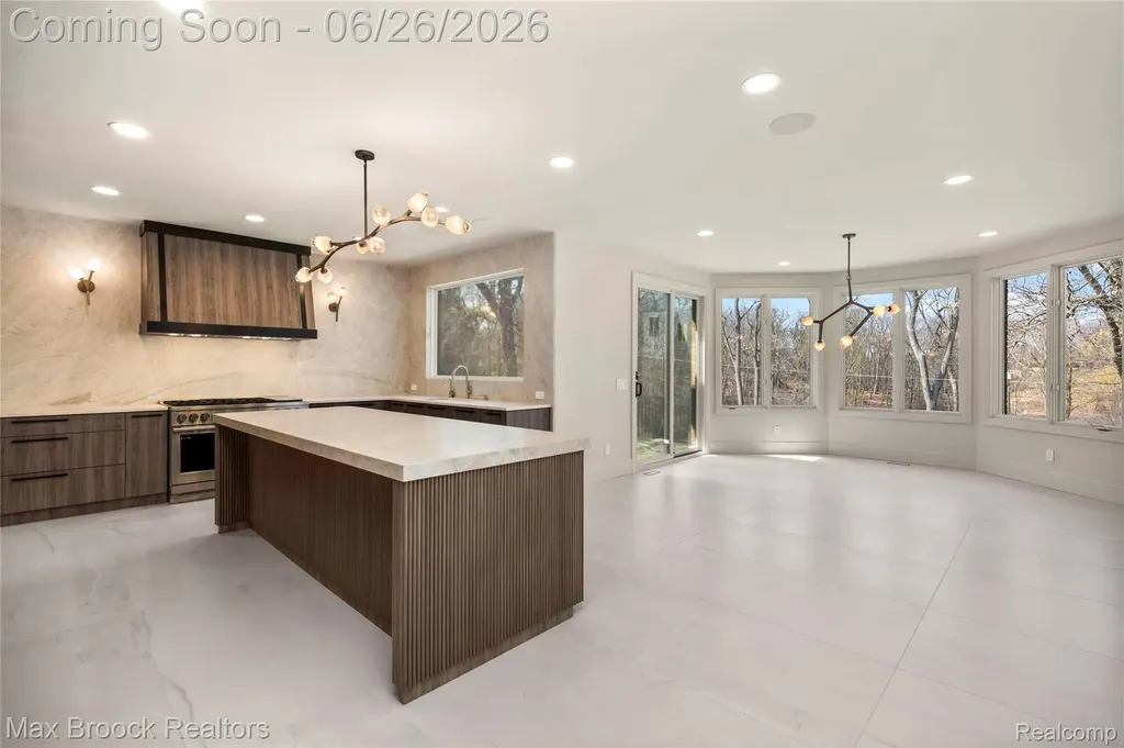 1888 W Tahquamenon Court Bloomfield Hills City MI 48302
