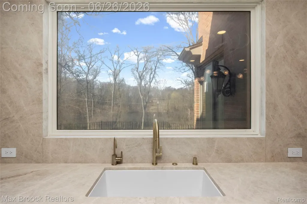 1888 W Tahquamenon Court Bloomfield Hills City MI 48302