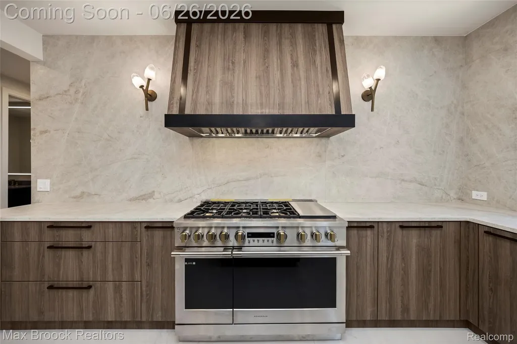 1888 W Tahquamenon Court Bloomfield Hills City MI 48302
