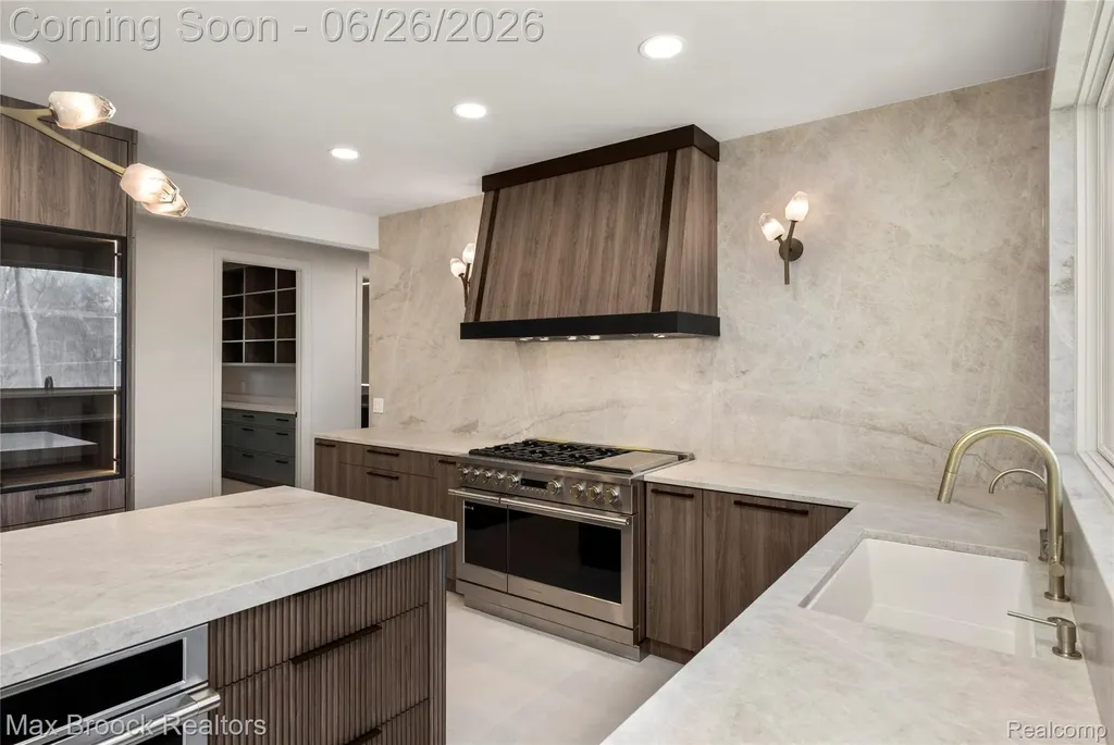 1888 W Tahquamenon Court Bloomfield Hills City MI 48302