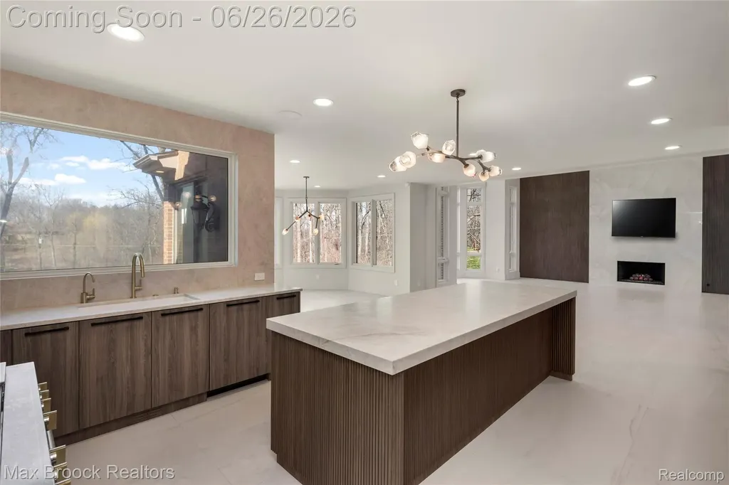 1888 W Tahquamenon Court Bloomfield Hills City MI 48302