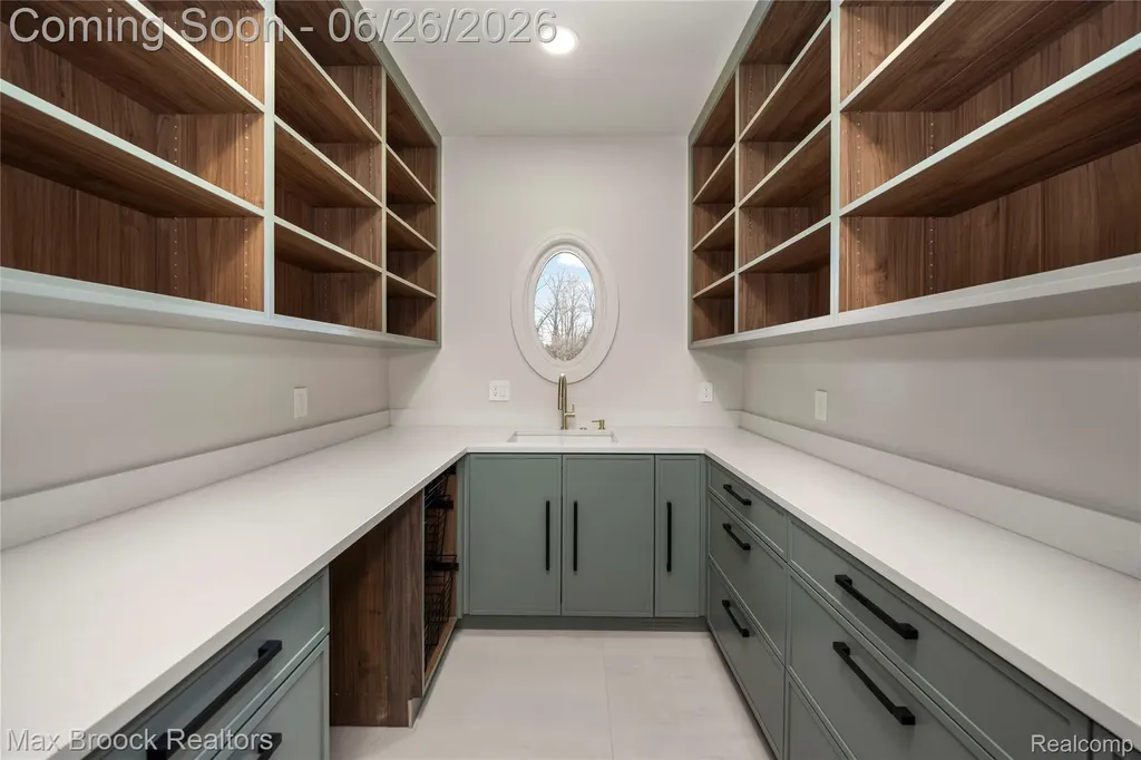 1888 W Tahquamenon Court Bloomfield Hills City MI 48302