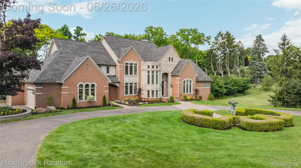 1888 W Tahquamenon Court Bloomfield Hills City MI 48302