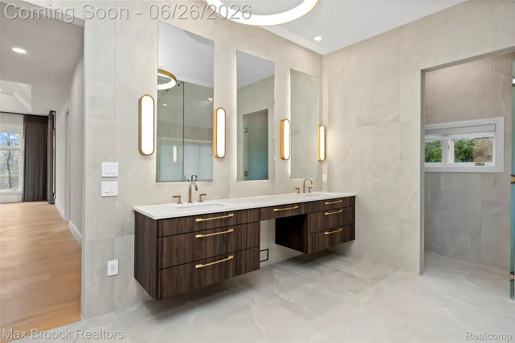 1888 W Tahquamenon Court Bloomfield Hills City MI 48302