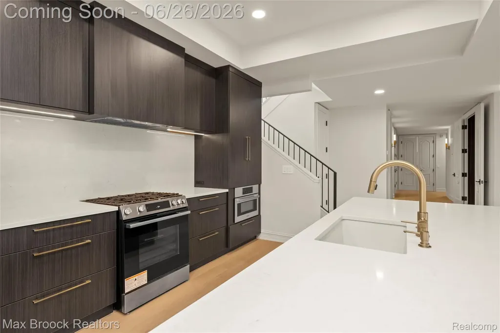 1888 W Tahquamenon Court Bloomfield Hills City MI 48302