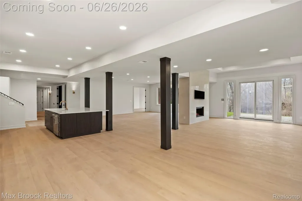 1888 W Tahquamenon Court Bloomfield Hills City MI 48302