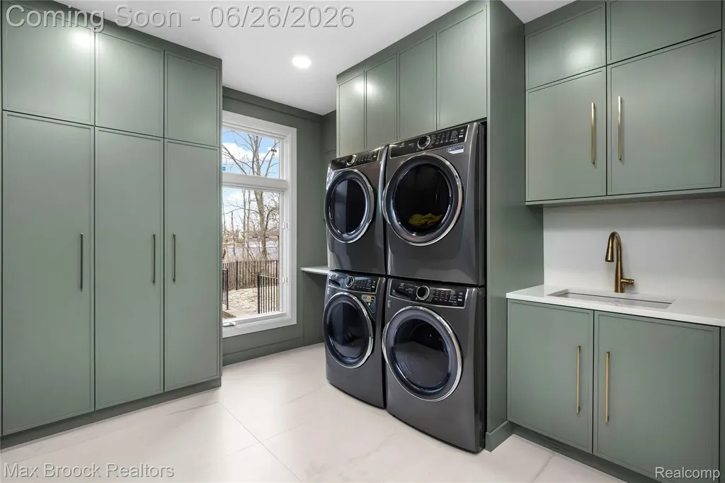 1888 W Tahquamenon Court Bloomfield Hills City MI 48302