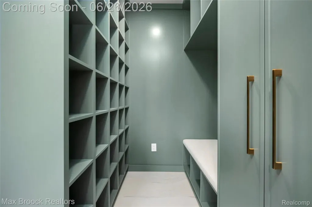 1888 W Tahquamenon Court Bloomfield Hills City MI 48302