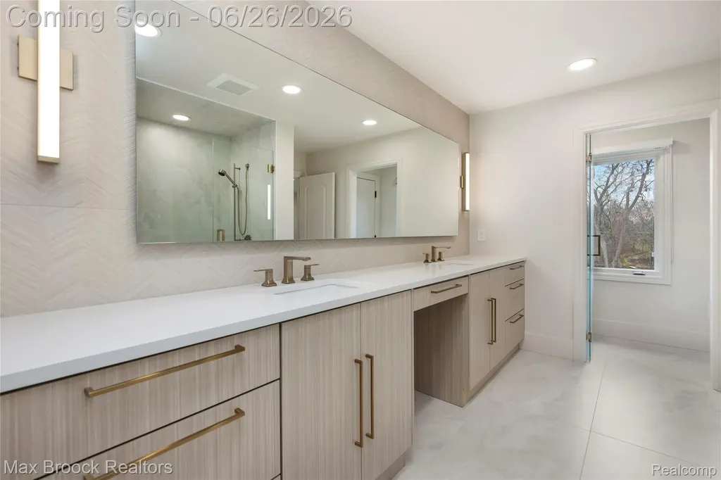 1888 W Tahquamenon Court Bloomfield Hills City MI 48302