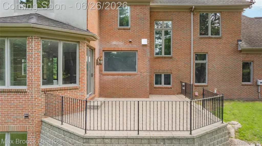 1888 W Tahquamenon Court Bloomfield Hills City MI 48302