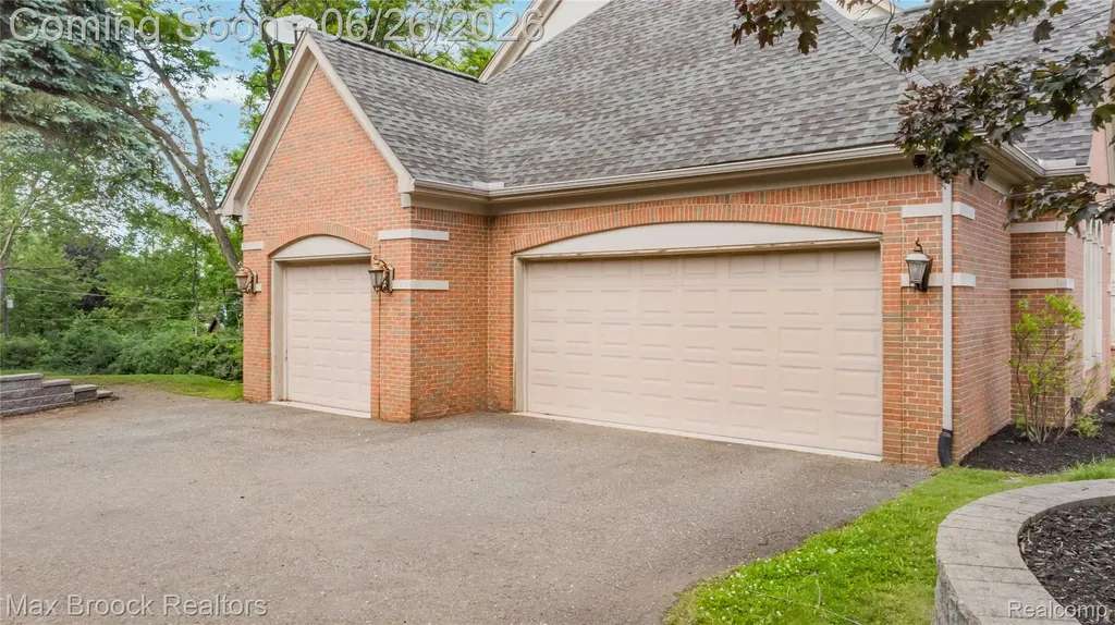 1888 W Tahquamenon Court Bloomfield Hills City MI 48302