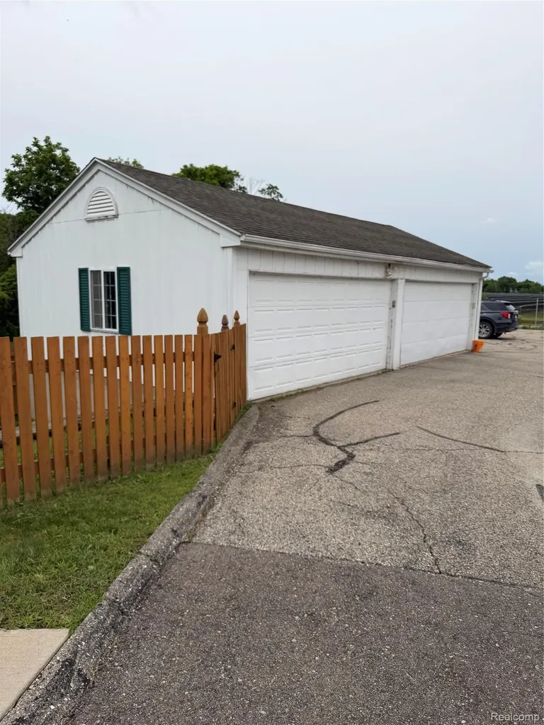 1624 Peppertree Lane Lansing Charter Township MI 48912