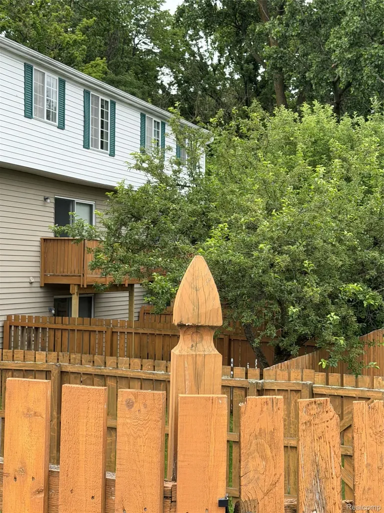 1624 Peppertree Lane Lansing Charter Township MI 48912