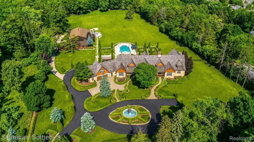 5350 Brewster Road Oakland Charter Township MI 48306