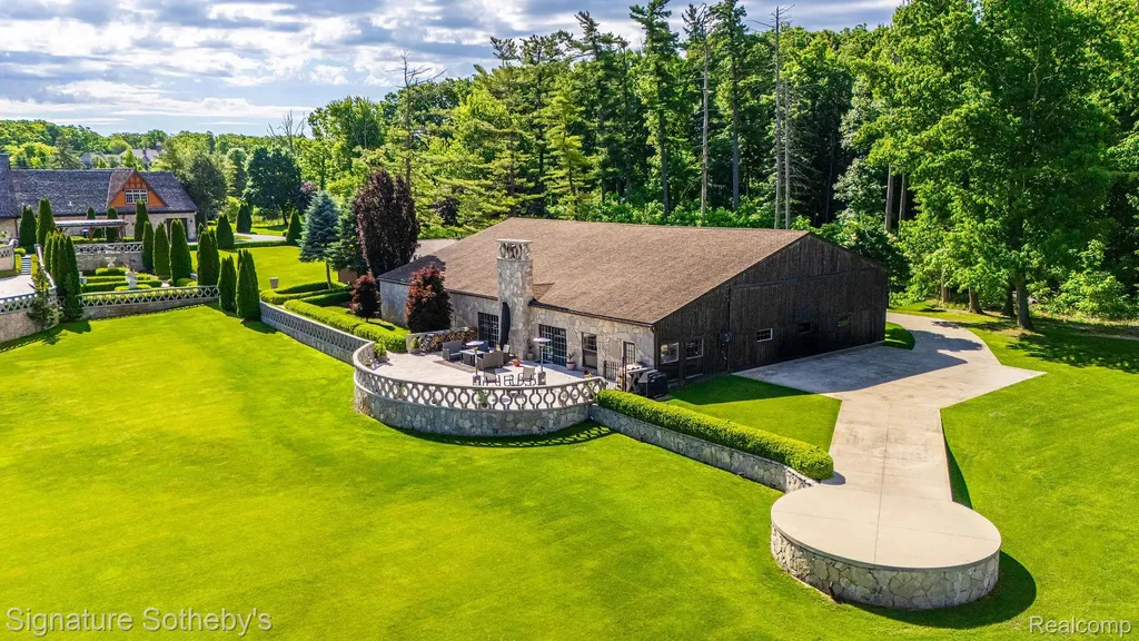 5350 Brewster Road Oakland Charter Township MI 48306