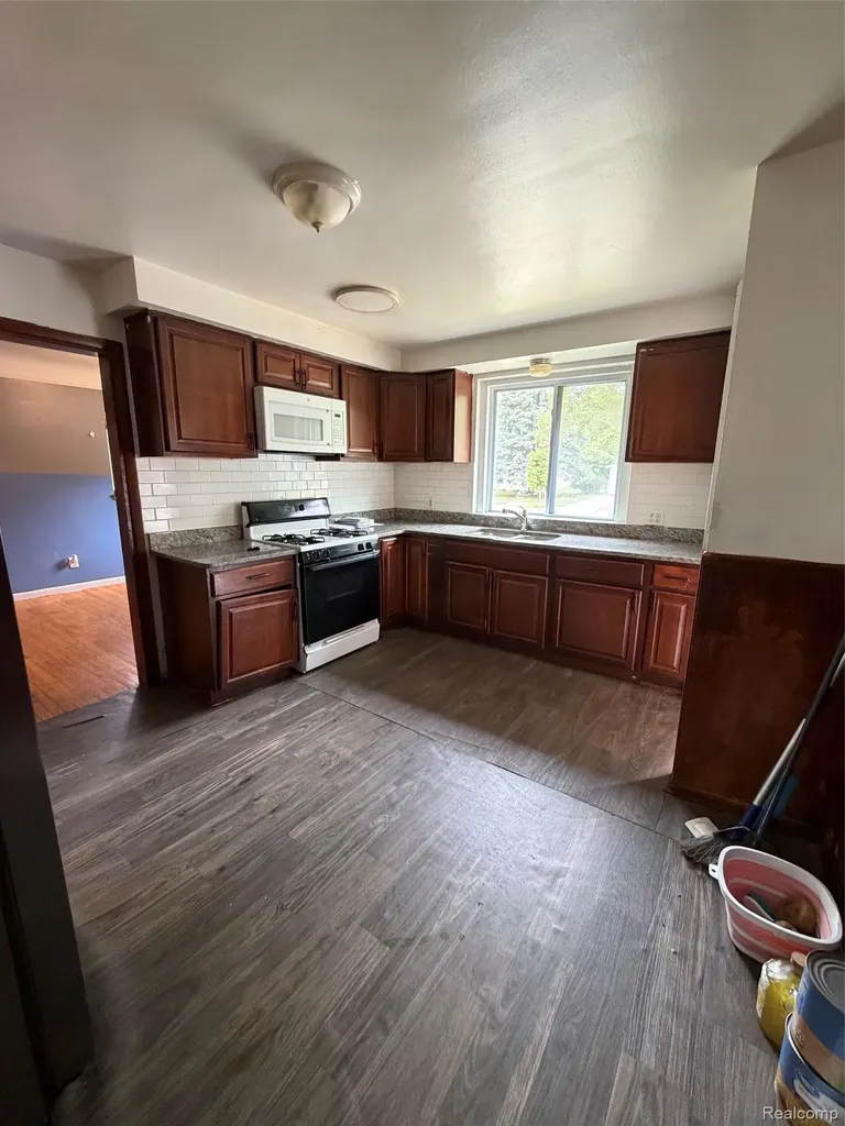 23750 Wildwood Street Oak Park City MI 48237