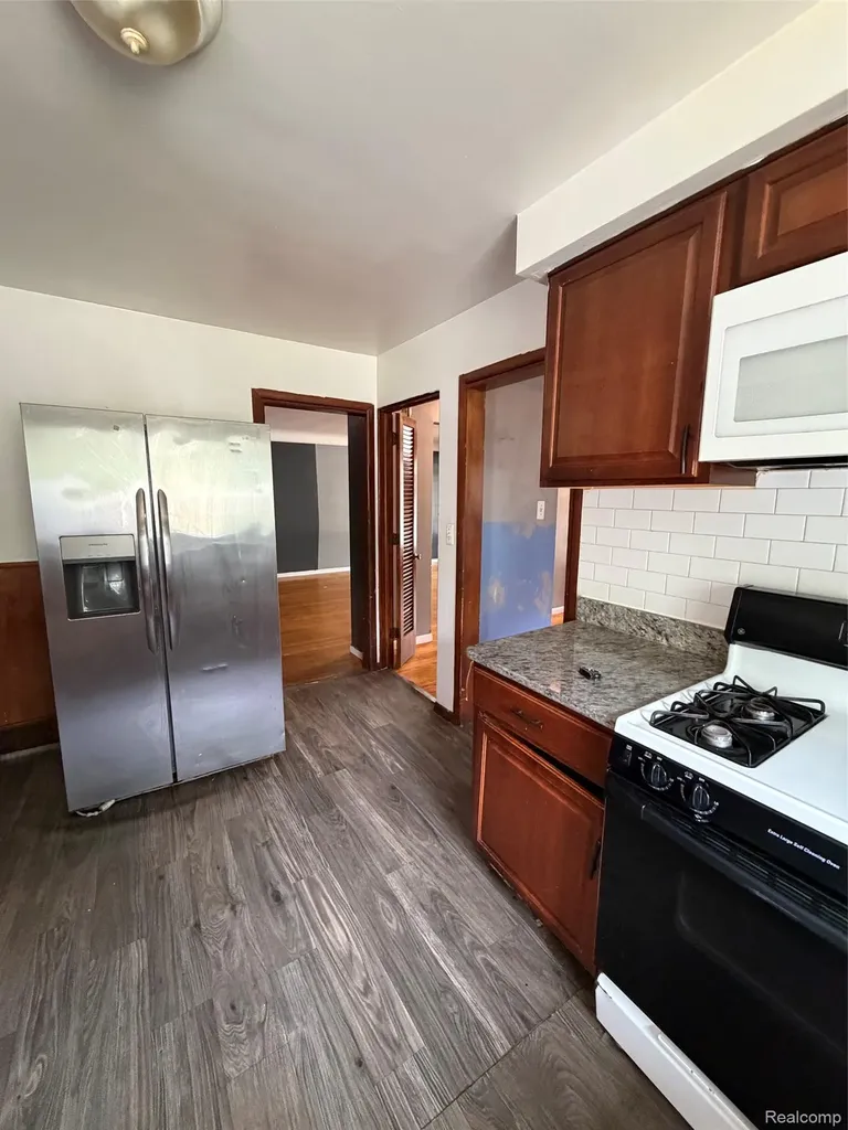 23750 Wildwood Street Oak Park City MI 48237