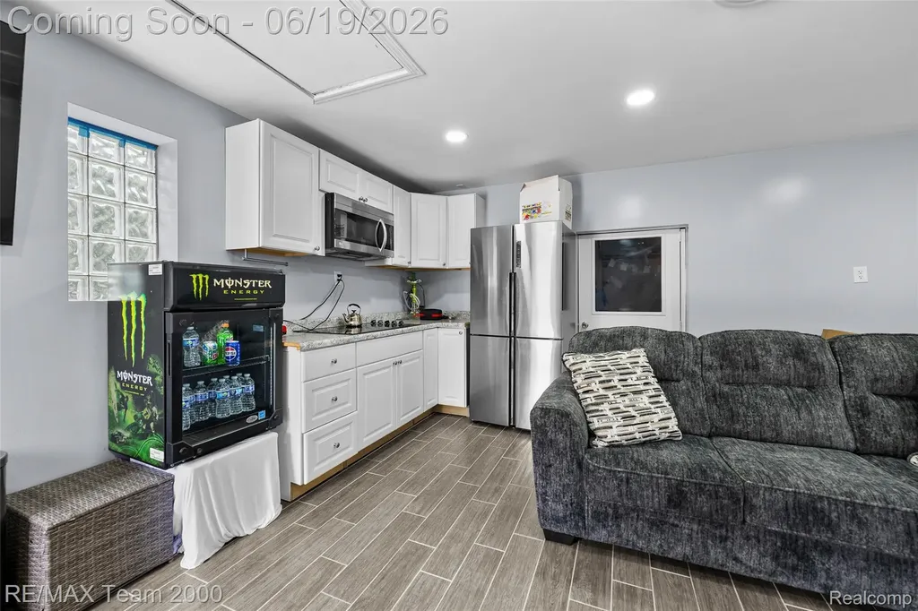6155 N Silvery Lane Dearborn Heights City MI 48127