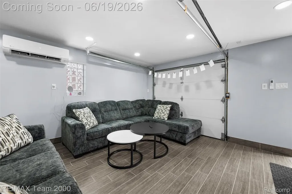 6155 N Silvery Lane Dearborn Heights City MI 48127