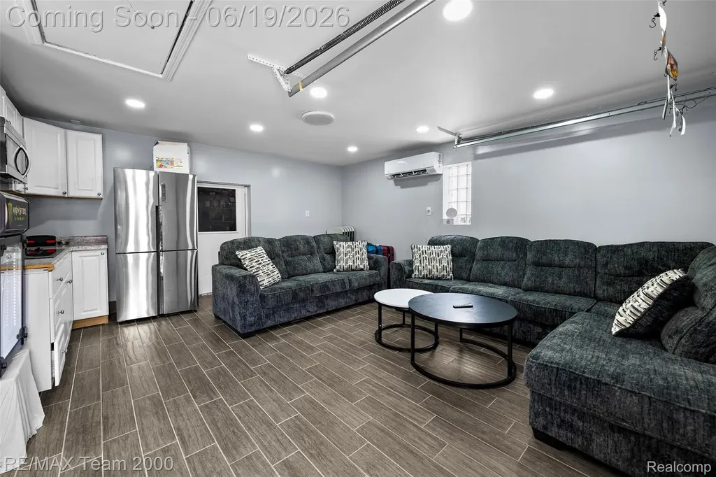6155 N Silvery Lane Dearborn Heights City MI 48127