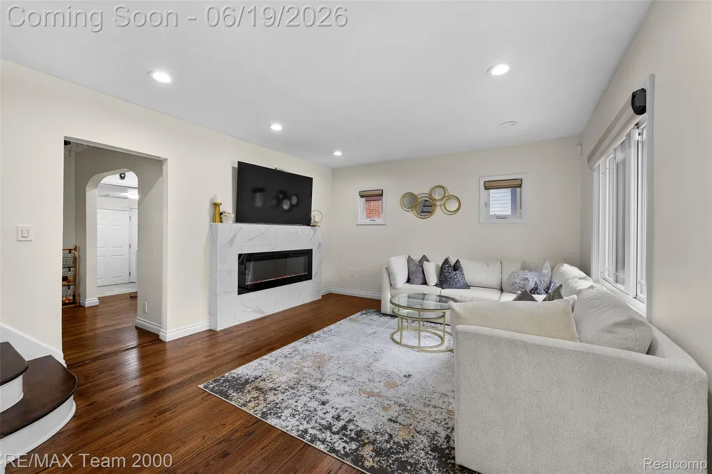 6155 N Silvery Lane Dearborn Heights City MI 48127