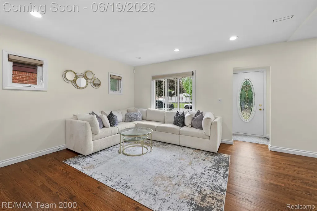 6155 N Silvery Lane Dearborn Heights City MI 48127