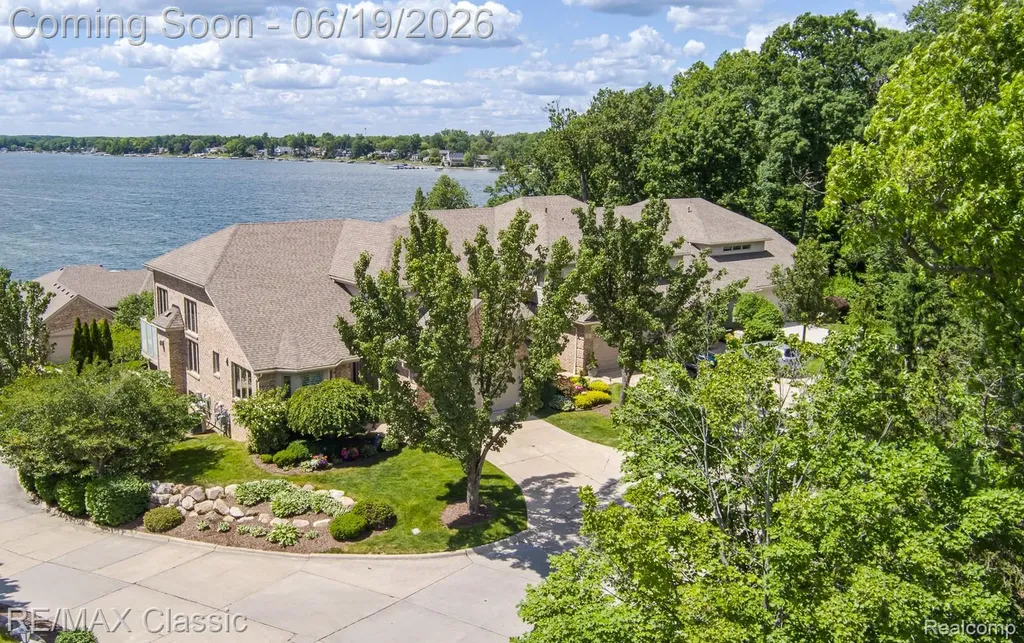 980 Sunset Drive Waterford Charter Township MI 48328