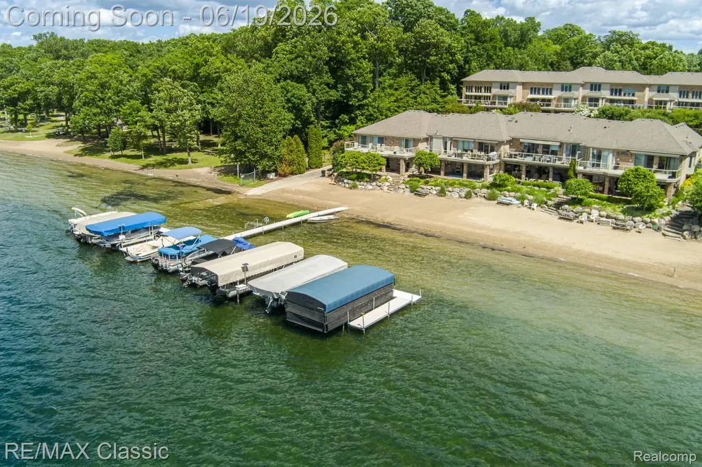 980 Sunset Drive Waterford Charter Township MI 48328