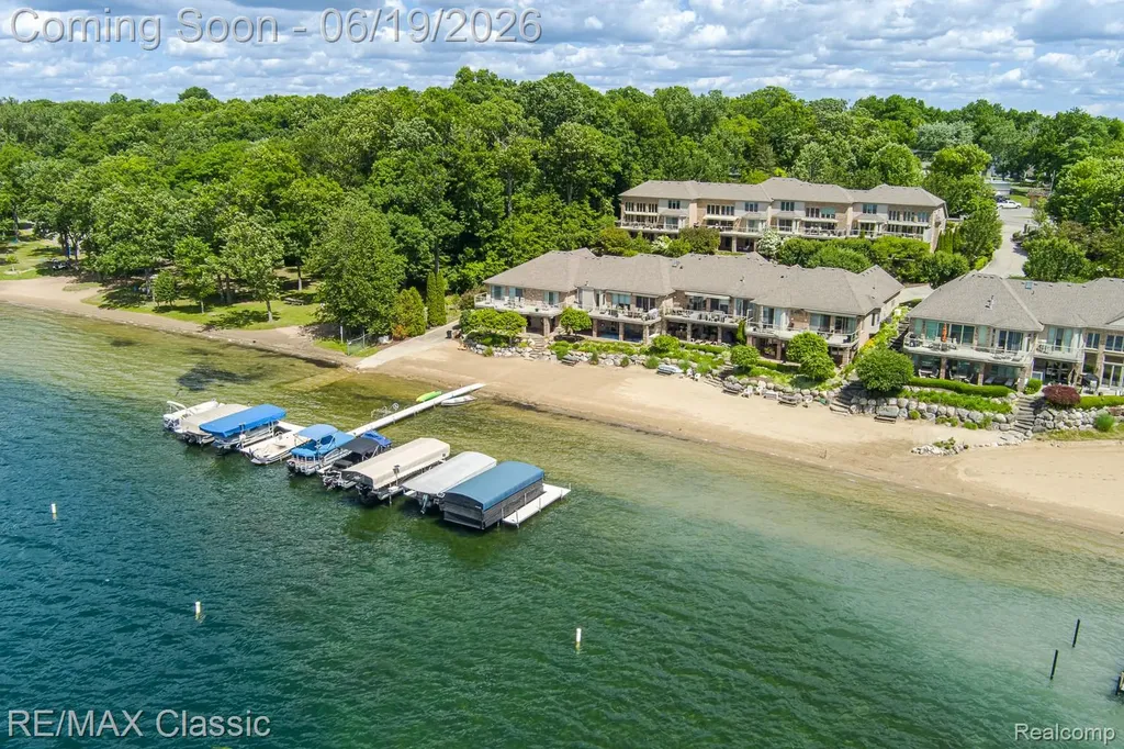 980 Sunset Drive Waterford Charter Township MI 48328