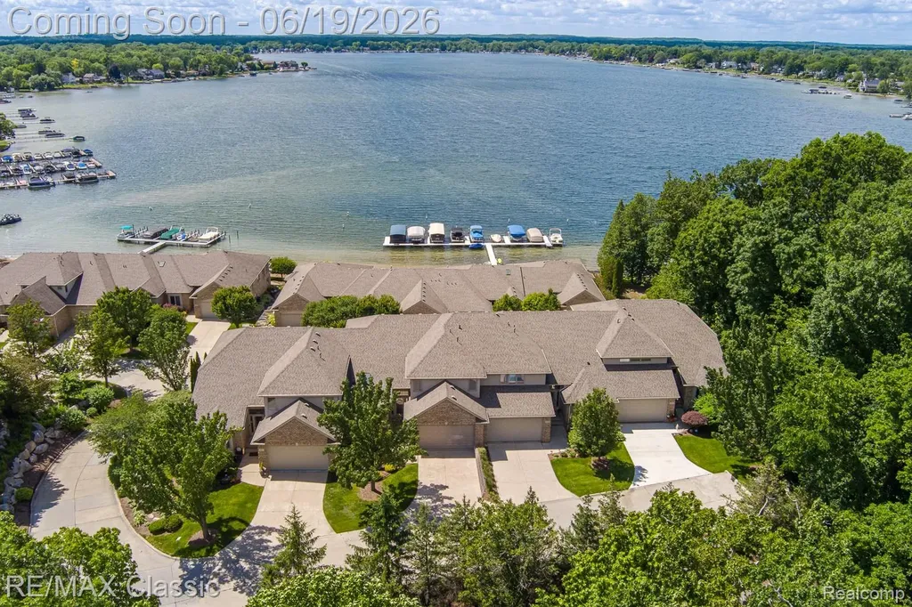 980 Sunset Drive Waterford Charter Township MI 48328