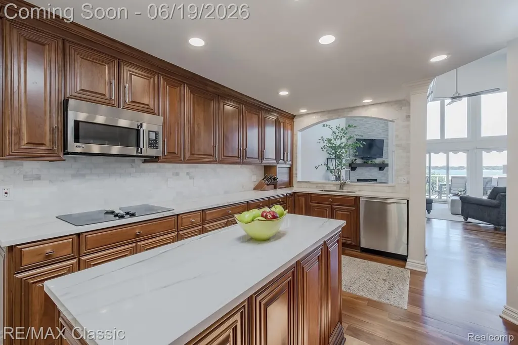 980 Sunset Drive Waterford Charter Township MI 48328