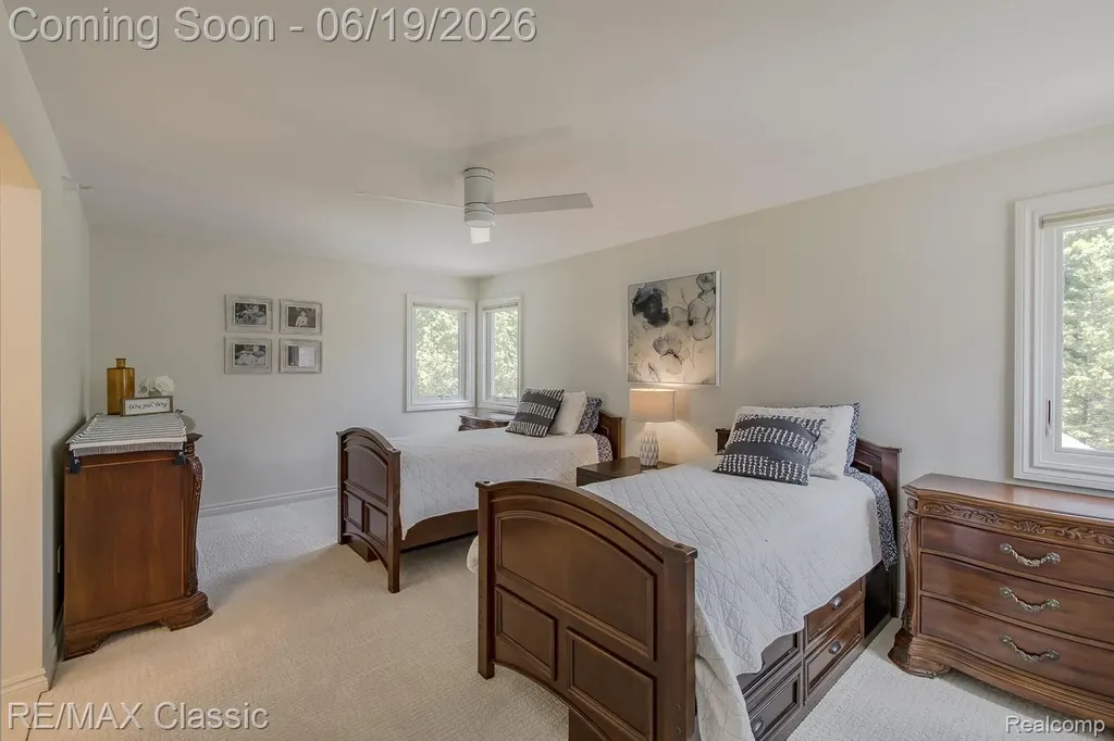 980 Sunset Drive Waterford Charter Township MI 48328