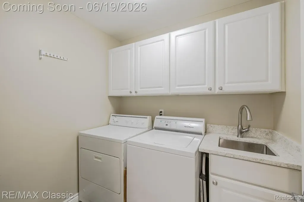 980 Sunset Drive Waterford Charter Township MI 48328