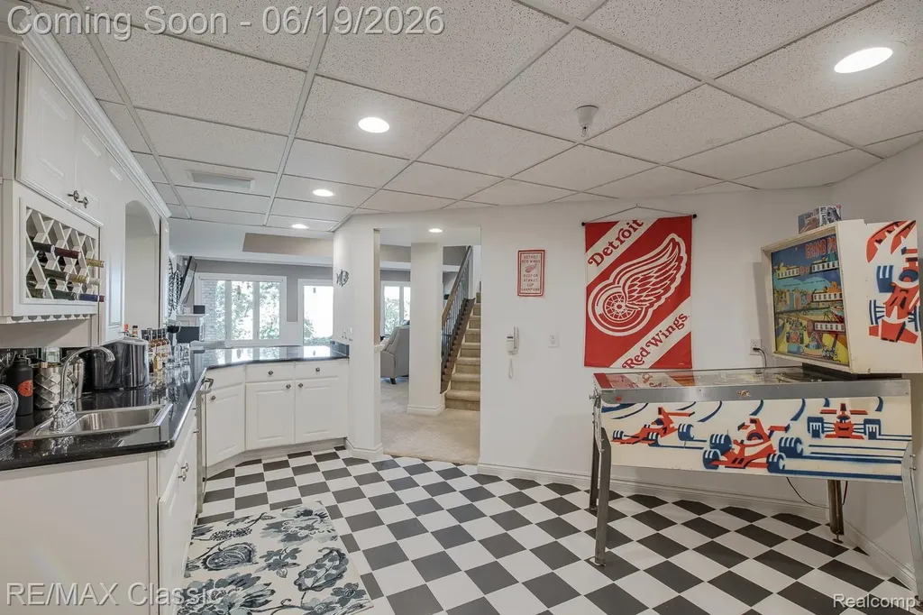 980 Sunset Drive Waterford Charter Township MI 48328