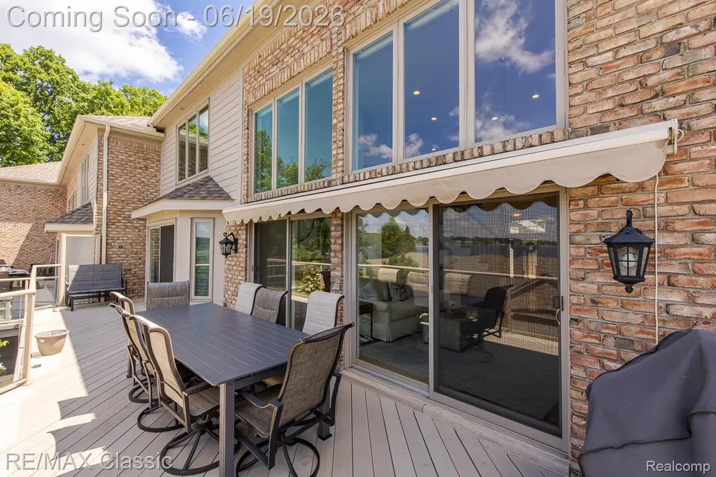 980 Sunset Drive Waterford Charter Township MI 48328