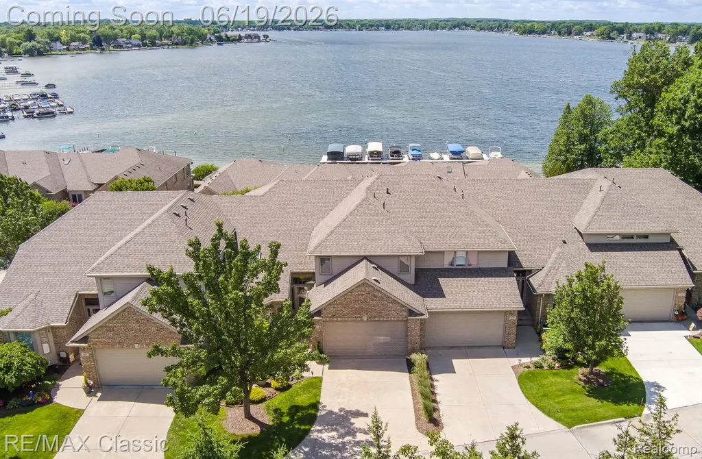 980 Sunset Drive Waterford Charter Township MI 48328