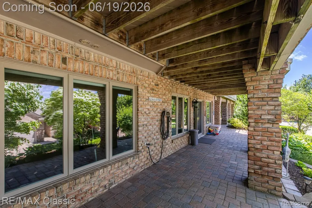 980 Sunset Drive Waterford Charter Township MI 48328