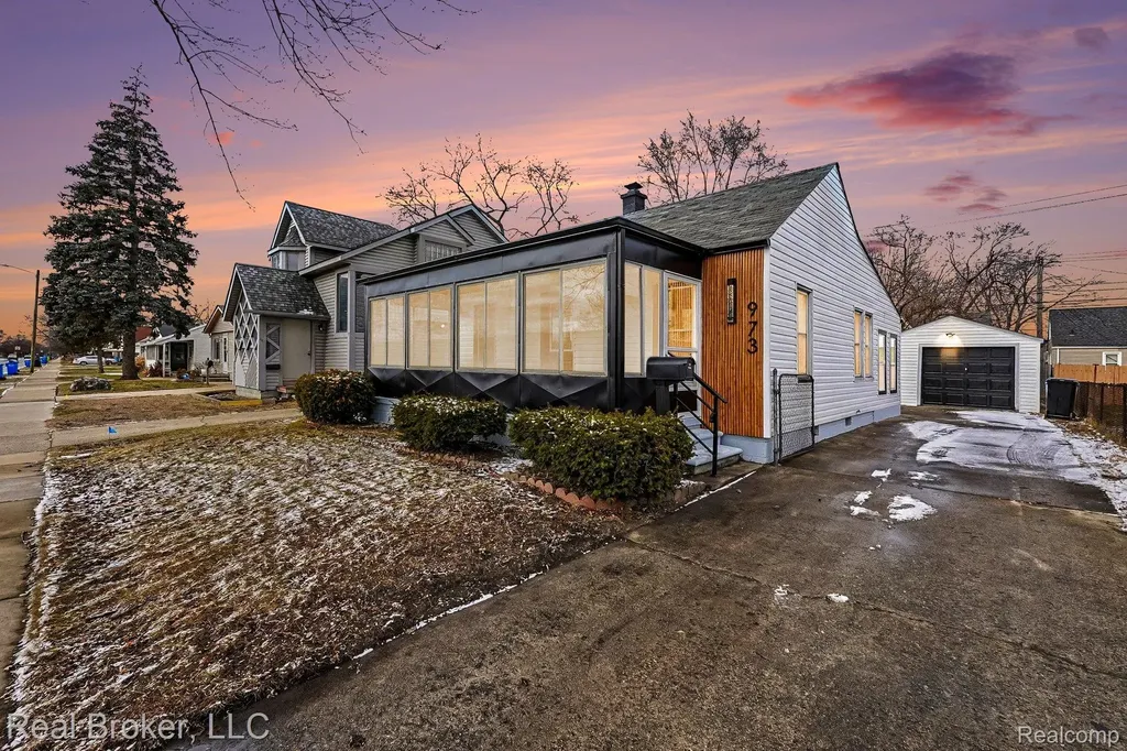 973 E Guthrie Avenue Madison Heights City MI 48071