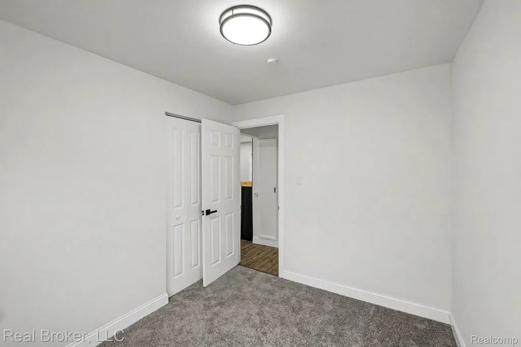 973 E Guthrie Avenue Madison Heights City MI 48071
