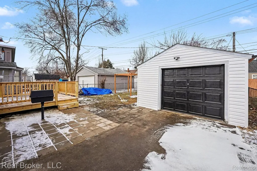 973 E Guthrie Avenue Madison Heights City MI 48071