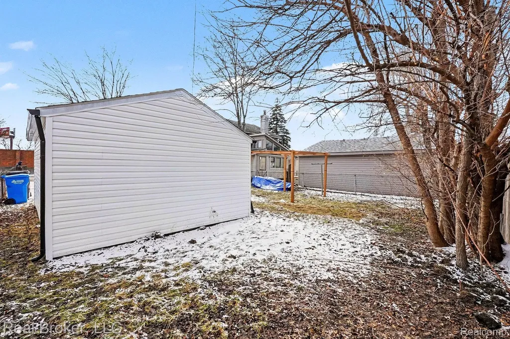 973 E Guthrie Avenue Madison Heights City MI 48071
